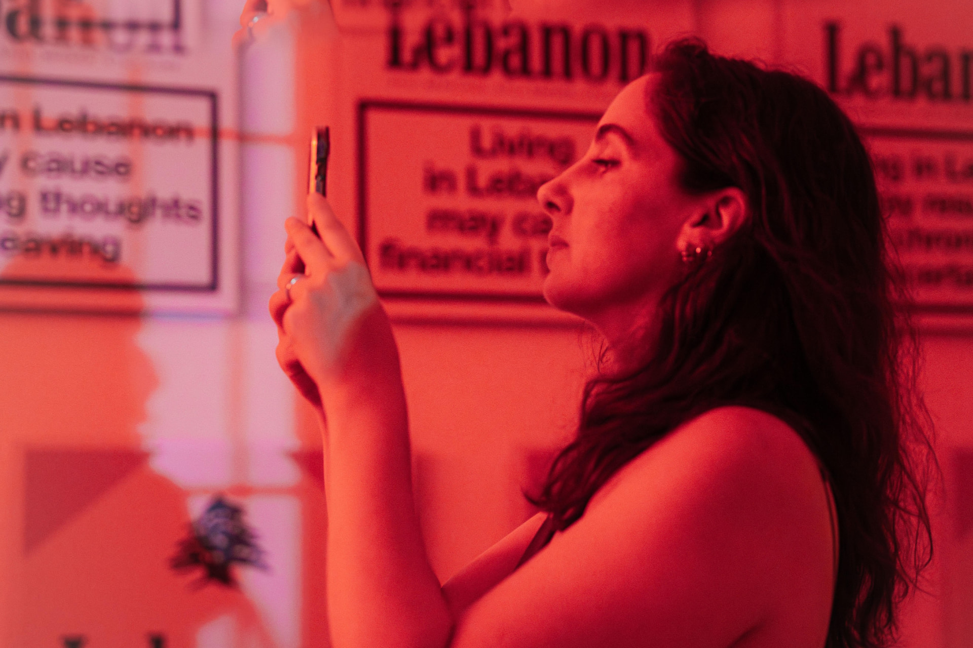 Detail — visitor in profile, red room